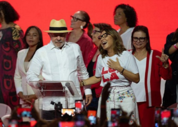 Primeira-dama fez sinal após Lula mencionar Flamengo em discurso sobre bets. Presidente também citou Corinthians e outros clubes.