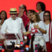 Primeira-dama fez sinal após Lula mencionar Flamengo em discurso sobre bets. Presidente também citou Corinthians e outros clubes.