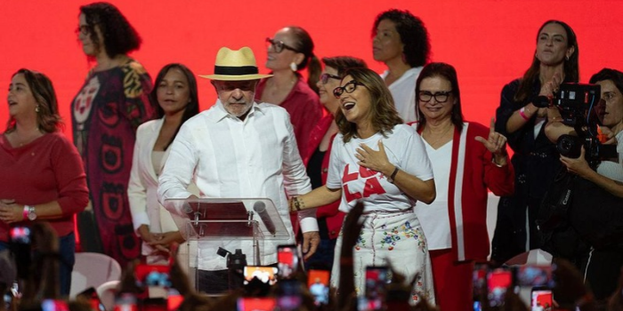 Primeira-dama fez sinal após Lula mencionar Flamengo em discurso sobre bets. Presidente também citou Corinthians e outros clubes.