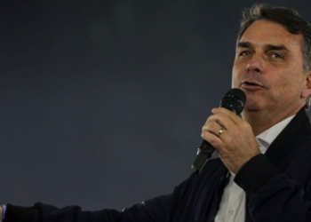 Proibição das bets vira tema da eleição. Flávio critica Lula e questiona validade da medida provisória assinada a nove dias do pleito.