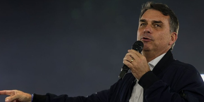 Proibição das bets vira tema da eleição. Flávio critica Lula e questiona validade da medida provisória assinada a nove dias do pleito.