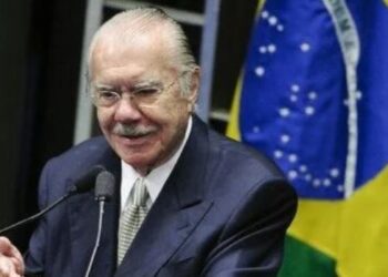 José Sarney, de 96 anos, vai a São Paulo para novos exames após internação por pneumonia em São Luís. Ex-presidente recebeu alta hospitalar no dia 16.