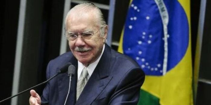 José Sarney, de 96 anos, vai a São Paulo para novos exames após internação por pneumonia em São Luís. Ex-presidente recebeu alta hospitalar no dia 16.