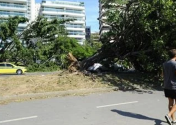 Ventania provoca transtornos no Rio e previsão indica novas pancadas de chuva, raios e rajadas fortes nesta quarta-feira.