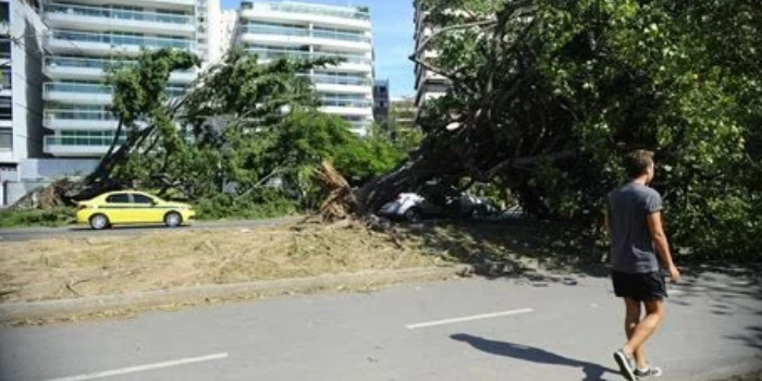 Ventania provoca transtornos no Rio e previsão indica novas pancadas de chuva, raios e rajadas fortes nesta quarta-feira.