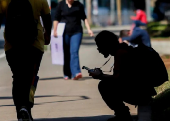 Parcela de jovens de 18 a 24 anos fora do estudo e do trabalho caiu para 22,4% em 2024. Relatório da OCDE mostra avanços e desafios no Brasil.