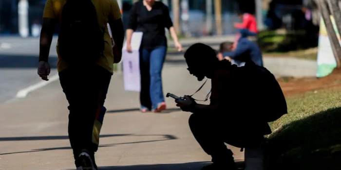 Parcela de jovens de 18 a 24 anos fora do estudo e do trabalho caiu para 22,4% em 2024. Relatório da OCDE mostra avanços e desafios no Brasil.