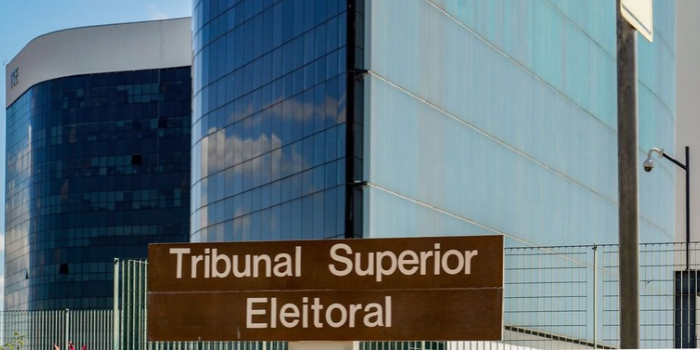 Entenda o julgamento do TSE sobre postagens envolvendo Nossa Senhora Aparecida, Flávio Bolsonaro e liberdade de expressão.