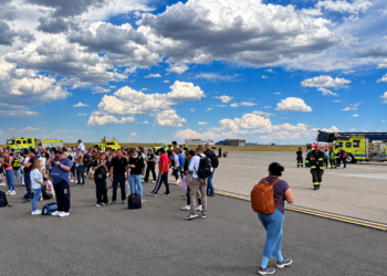 Fogo atinge avião da American Airlines antes da decolagem para Miami e força retirada de 173 passageiros.