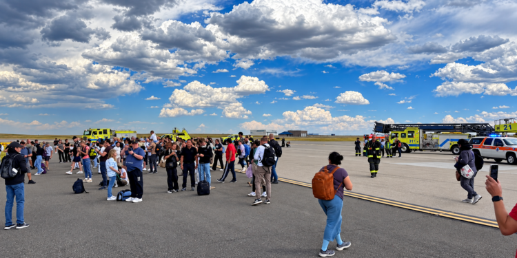 Fogo atinge avião da American Airlines antes da decolagem para Miami e força retirada de 173 passageiros.