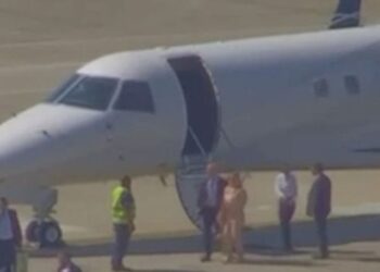 Alexandre de Moraes e Viviane Barci de Moraes desembarcam de jatinho executivo no Aeroporto Santos Dumont, no Rio de Janeiro, em 22 de agosto de 2025.