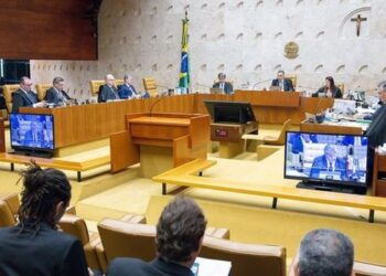 Decisão do STF estabelece regras iguais de licença-maternidade para mães biológicas e adotivas e alcança afastamentos já iniciados.