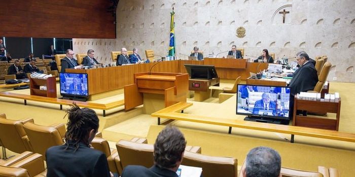 Decisão do STF estabelece regras iguais de licença-maternidade para mães biológicas e adotivas e alcança afastamentos já iniciados.