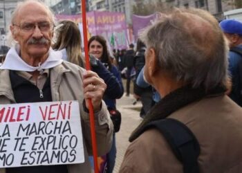 Aposentados protestam em Buenos Aires e recebem alimentos durante manifestação por melhores benefícios, acesso à saúde e condições de vida.