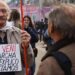Aposentados protestam em Buenos Aires e recebem alimentos durante manifestação por melhores benefícios, acesso à saúde e condições de vida.