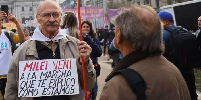 Aposentados protestam em Buenos Aires e recebem alimentos durante manifestação por melhores benefícios, acesso à saúde e condições de vida.