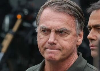 Defesa de Bolsonaro retira pedido para suspender pena de 27 anos e três meses no STF, mas mantém revisão criminal para tentar anular condenação.