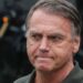 Defesa de Bolsonaro retira pedido para suspender pena de 27 anos e três meses no STF, mas mantém revisão criminal para tentar anular condenação.