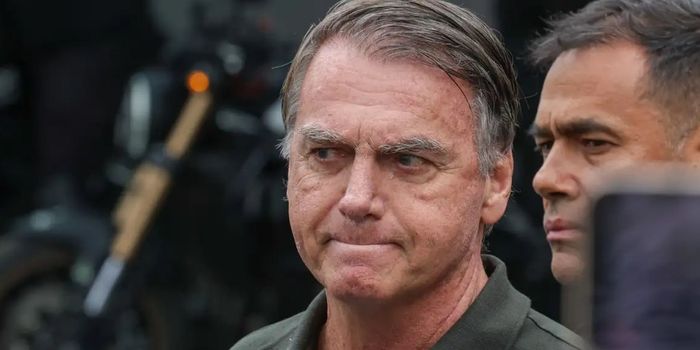 Defesa de Bolsonaro retira pedido para suspender pena de 27 anos e três meses no STF, mas mantém revisão criminal para tentar anular condenação.