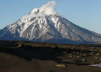 NASA divulga imagens do avanço da lava no Krasheninnikov, vulcão russo que voltou a entrar em erupção após quase 500 anos.