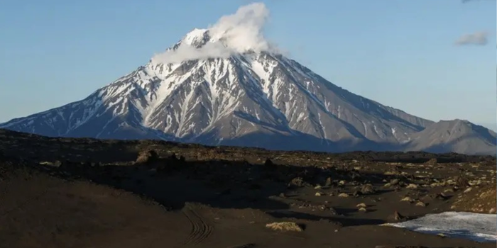 NASA divulga imagens do avanço da lava no Krasheninnikov, vulcão russo que voltou a entrar em erupção após quase 500 anos.