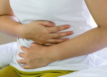 Casos de doenças inflamatórias intestinais cresceram cinco vezes no Brasil entre 2012 e 2025. Estudo projeta avanço até 2035.
