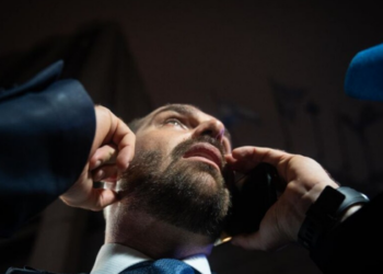Eduardo Bolsonaro voltou a defender sanções dos EUA contra autoridades brasileiras após a divulgação de mensagens ligadas ao caso Banco Master.