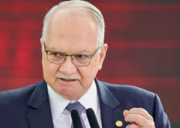 Edson Fachin afirma que STF adotará medidas após analisar relatório da PF sobre mensagens entre Alexandre de Moraes e Daniel Vorcaro.