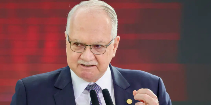 Edson Fachin afirma que STF adotará medidas após analisar relatório da PF sobre mensagens entre Alexandre de Moraes e Daniel Vorcaro.