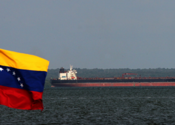 Venezuela e Estados Unidos ampliam parceria energética com novos acordos para investimentos no setor de petróleo e recuperação da produção.