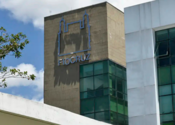 Fiocruz recebe autorização da Anvisa para iniciar testes clínicos de vacina brasileira contra covid-19 desenvolvida com tecnologia de RNA mensageiro.