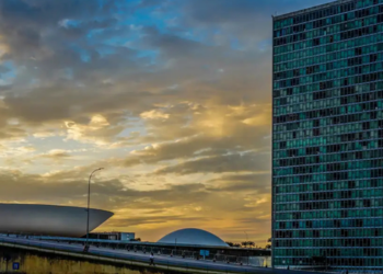 Votação da PEC 221/2019, que prevê o fim da escala 6x1 e jornada de 40 horas, é adiada no Senado por falta de garantia de votos.