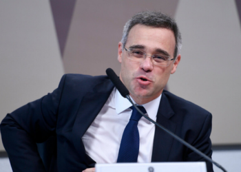 Deputados de PT, PCdoB, PSOL e Rede pedem que a PGR avalie a suspeição de André Mendonça no caso Banco Master e questionam sigilos.