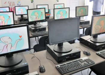 Mais de 108 mil escolas públicas brasileiras já atingiram parâmetros adequados de internet, segundo novo levantamento do Ministério da Educação.