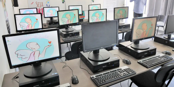 Mais de 108 mil escolas públicas brasileiras já atingiram parâmetros adequados de internet, segundo novo levantamento do Ministério da Educação.