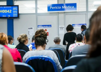 INSS afirma que fila de perícias deixou de existir após redução do estoque. Ainda há 224 mil pessoas esperando há mais de 45 dias.