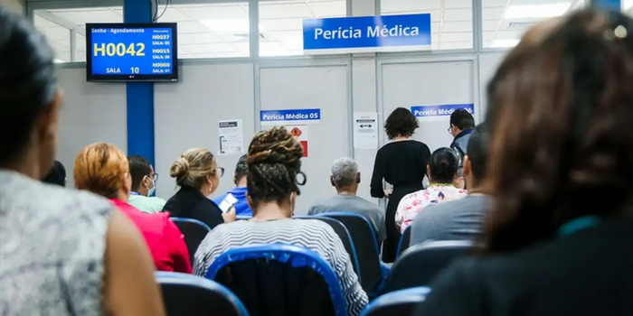 INSS afirma que fila de perícias deixou de existir após redução do estoque. Ainda há 224 mil pessoas esperando há mais de 45 dias.