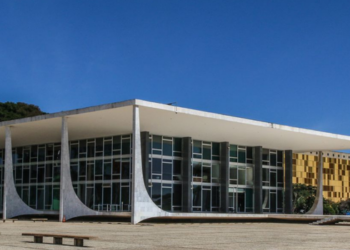 STF estabelece renda de até R$ 5 mil como critério para presumir hipossuficiência e garantir Justiça gratuita sem necessidade de comprovação adicional.