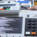 TSE conclui assinatura e lacração dos sistemas das urnas eletrônicas para as eleições de 2026, garantindo a integridade dos programas utilizados na votação.