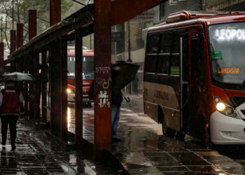 Frente fria avança pelo Brasil neste fim de semana, com chuva e tempestades em várias regiões e queda acentuada das temperaturas no Sul.