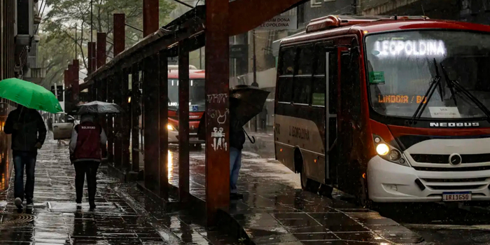 Frente fria avança pelo Brasil neste fim de semana, com chuva e tempestades em várias regiões e queda acentuada das temperaturas no Sul.