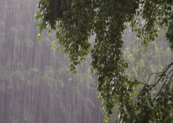 Chuva provoca acúmulo de água na Rio-Santos e acidente com caminhão na Estrada do Contorno, em Angra dos Reis, neste domingo (6).