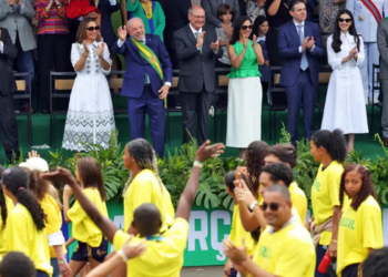 Desfile de 7 de Setembro em Brasília reuniu milhares de pessoas, teve presença de Lula e terminou com apresentação da Esquadrilha da Fumaça.
