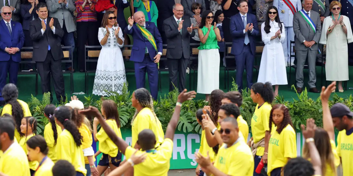 Desfile de 7 de Setembro em Brasília reuniu milhares de pessoas, teve presença de Lula e terminou com apresentação da Esquadrilha da Fumaça.