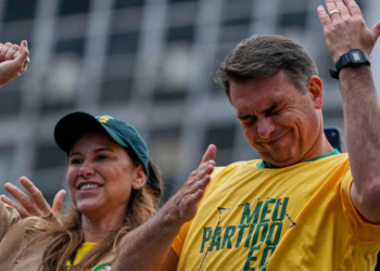 Flávio Bolsonaro participou de ato na Avenida Paulista, criticou Lula e Alexandre de Moraes e apresentou propostas para segurança, educação, saúde e costumes.