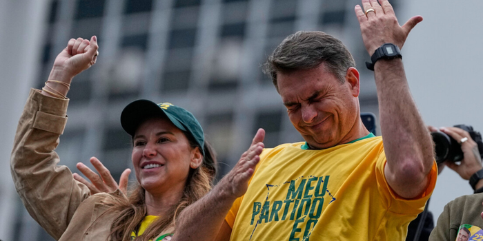 Flávio Bolsonaro participou de ato na Avenida Paulista, criticou Lula e Alexandre de Moraes e apresentou propostas para segurança, educação, saúde e costumes.