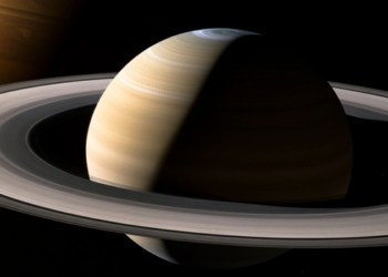 Telescópio Hubble identifica um gigantesco decágono no polo sul de Saturno. Fenômeno pode ajudar cientistas a entender melhor a atmosfera do planeta.