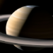 Telescópio Hubble identifica um gigantesco decágono no polo sul de Saturno. Fenômeno pode ajudar cientistas a entender melhor a atmosfera do planeta.