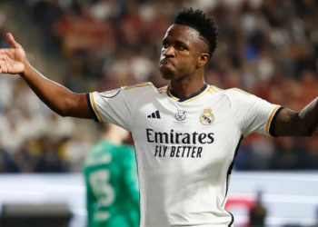 Vinicius Júnior, Marquinhos e Gabriel Magalhães estão entre os indicados à Bola de Ouro 2026. Veja a lista completa e quando será a cerimônia.