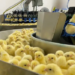 Investigação da Mercy For Animals aponta descarte de 35 mil pintinhos machos em um dia. Tecnologia de sexagem in ovo é alternativa ao procedimento.